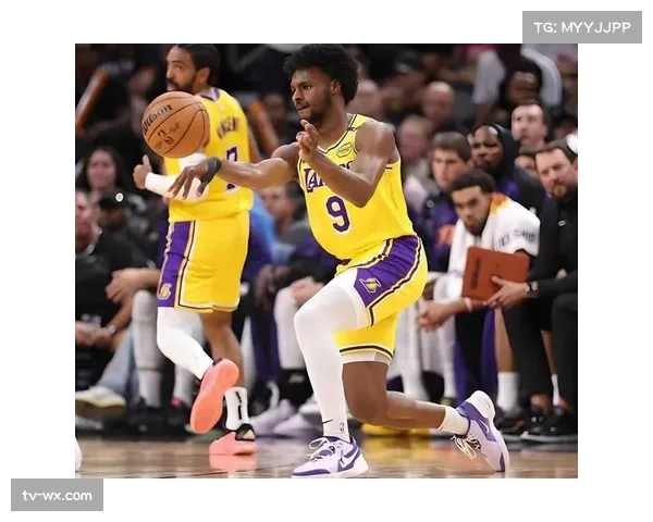 终场前1.2秒詹姆斯转身三分未中，湖人主场惜败魔术