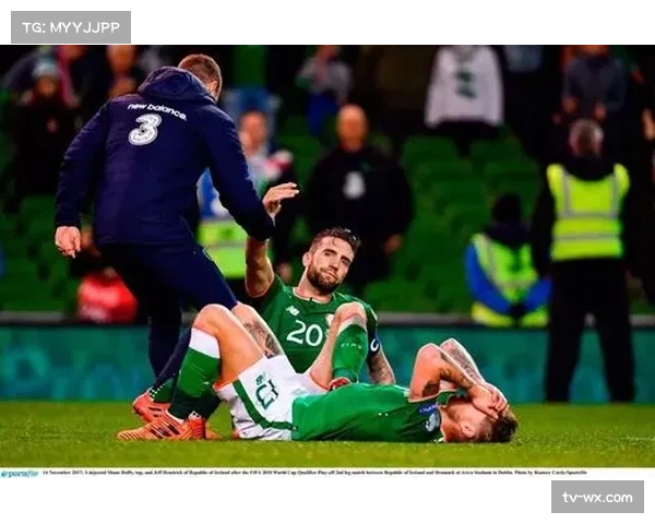 橄榄球六国赛：爱尔兰在都柏林战胜英格兰夺冠后，全场合唱《爱尔兰的眼睛在微笑》